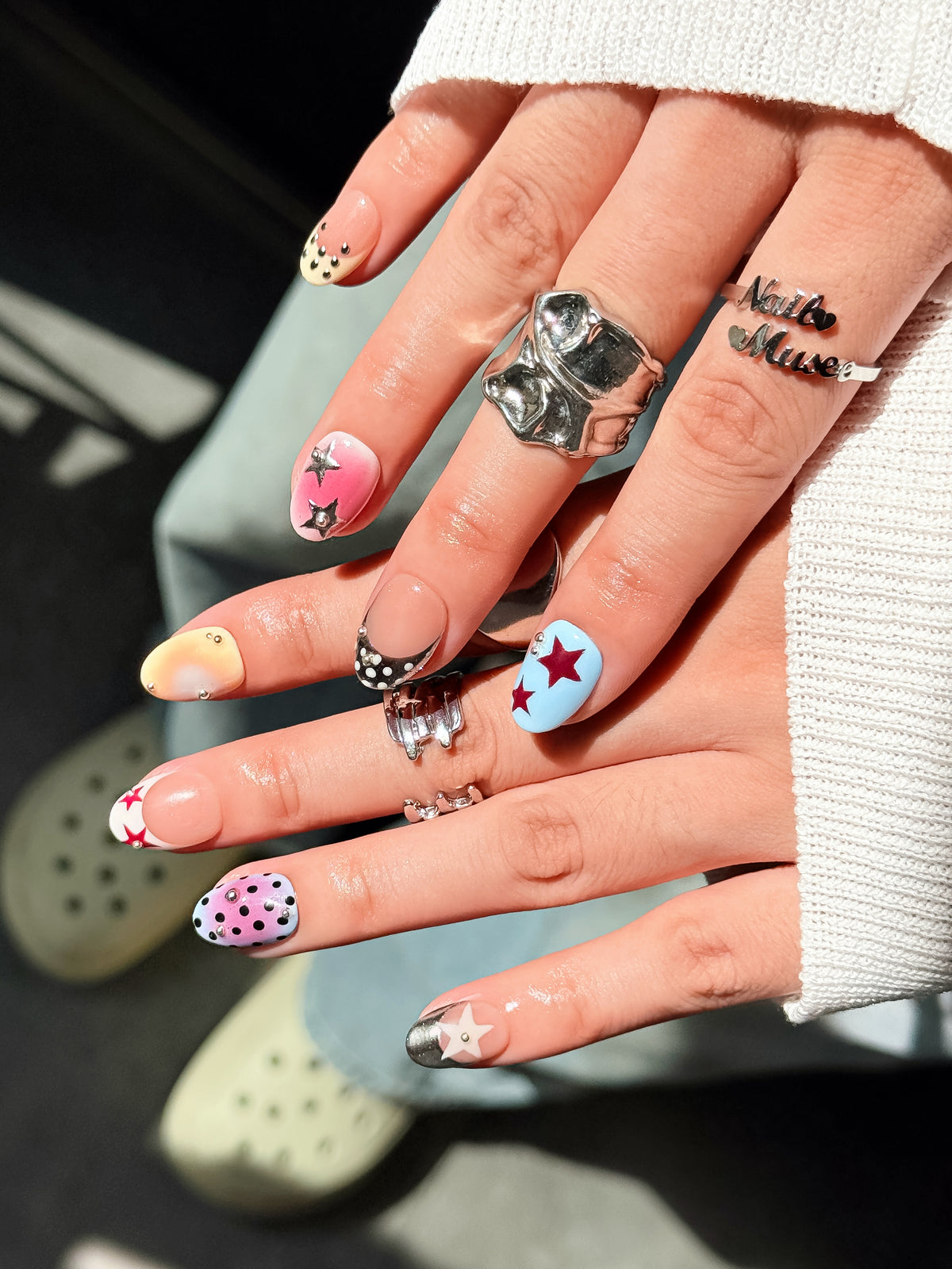 Star Dot press on nails courts faits main avec étoiles, pois et détails argentés colorés
