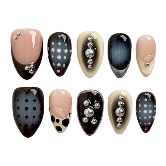 Steel Dot press on nails faits main avec motifs à pois noirs et gris et détails métalliques argentés