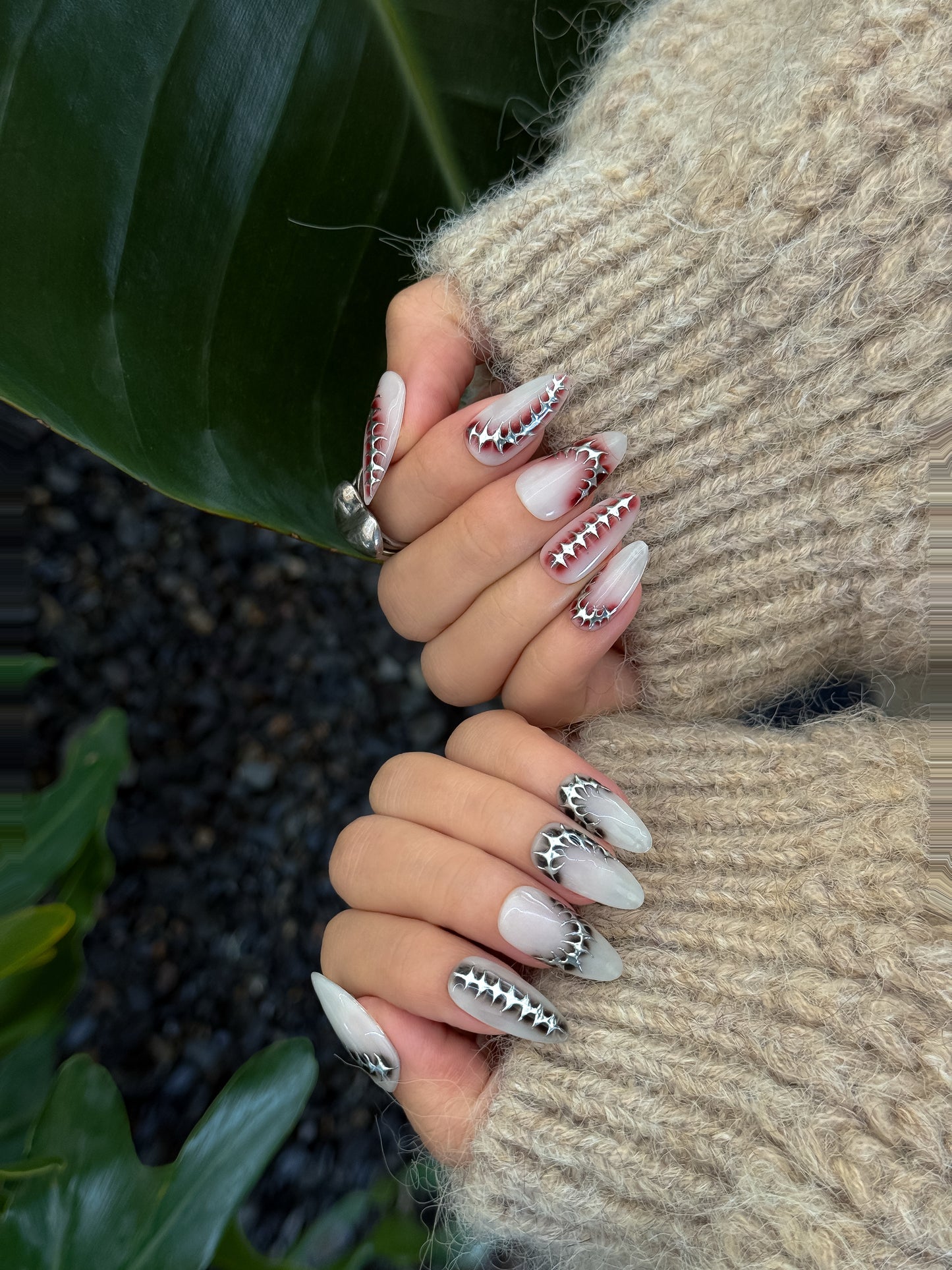 manucure suturé portée-reflet froid et allure contemporaine