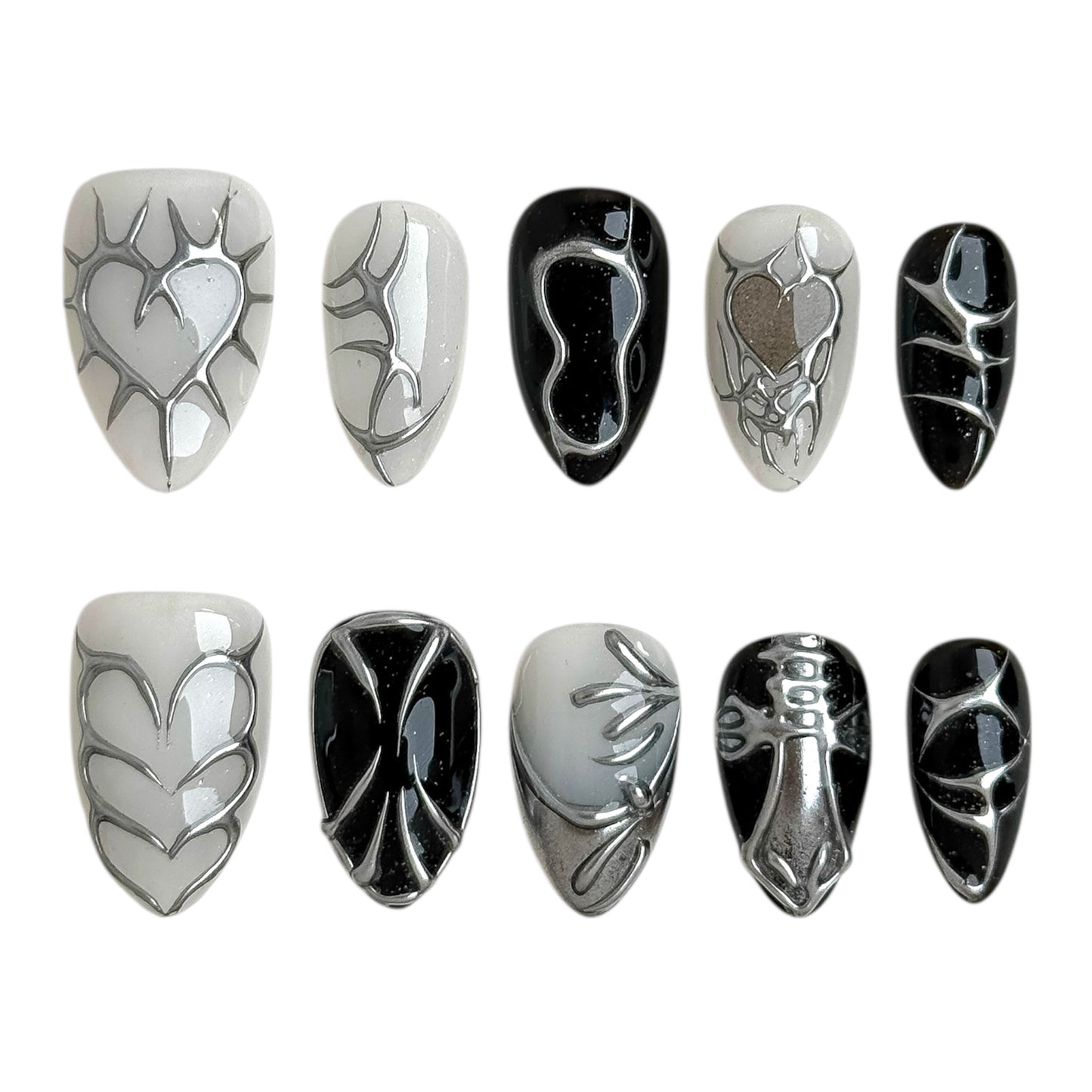 Détail du nail art chrome argent sur ongles press-on Veines d’Argent NailMusee
