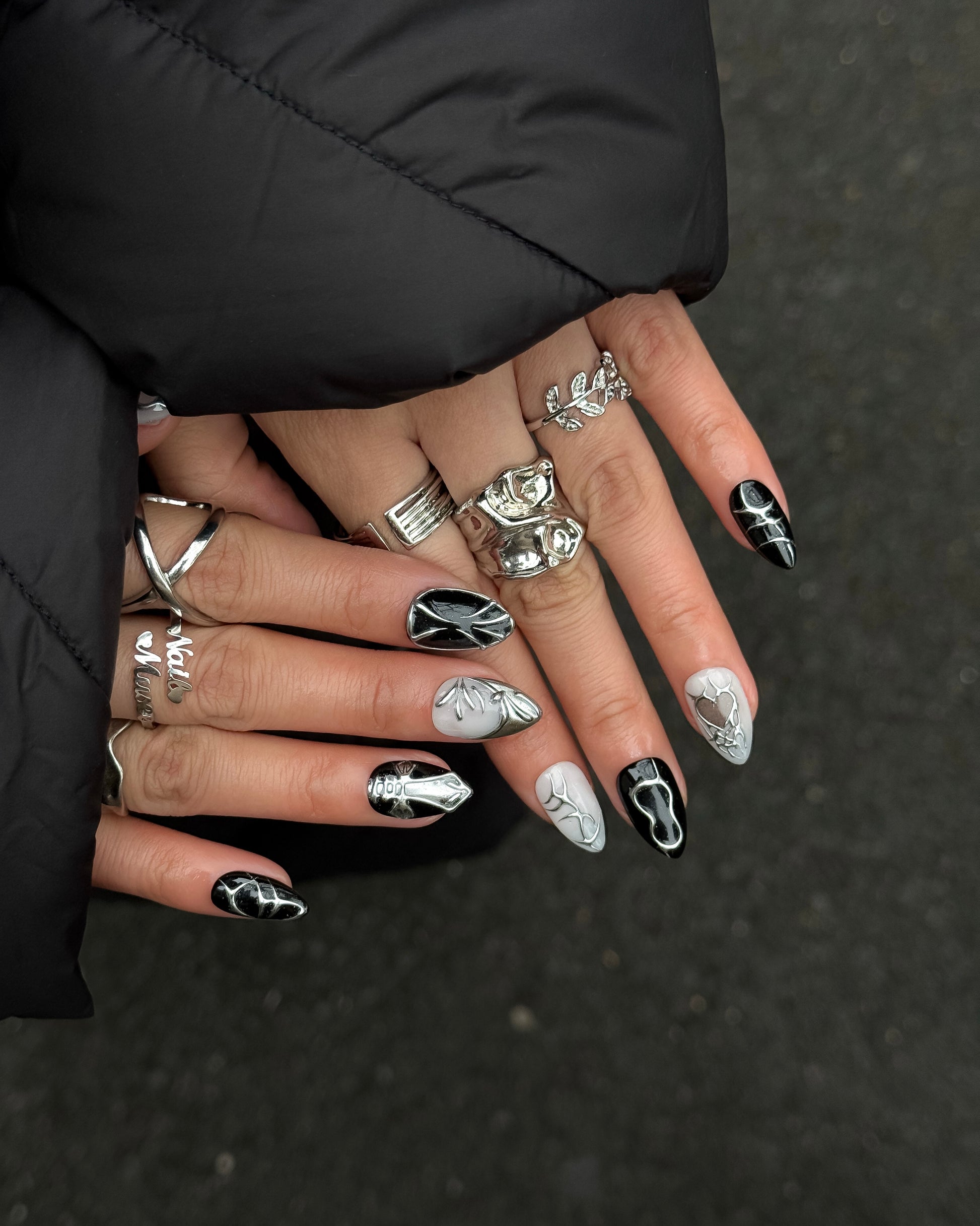 Ongles press-on noir et argent Veines d’Argent par NailMusee