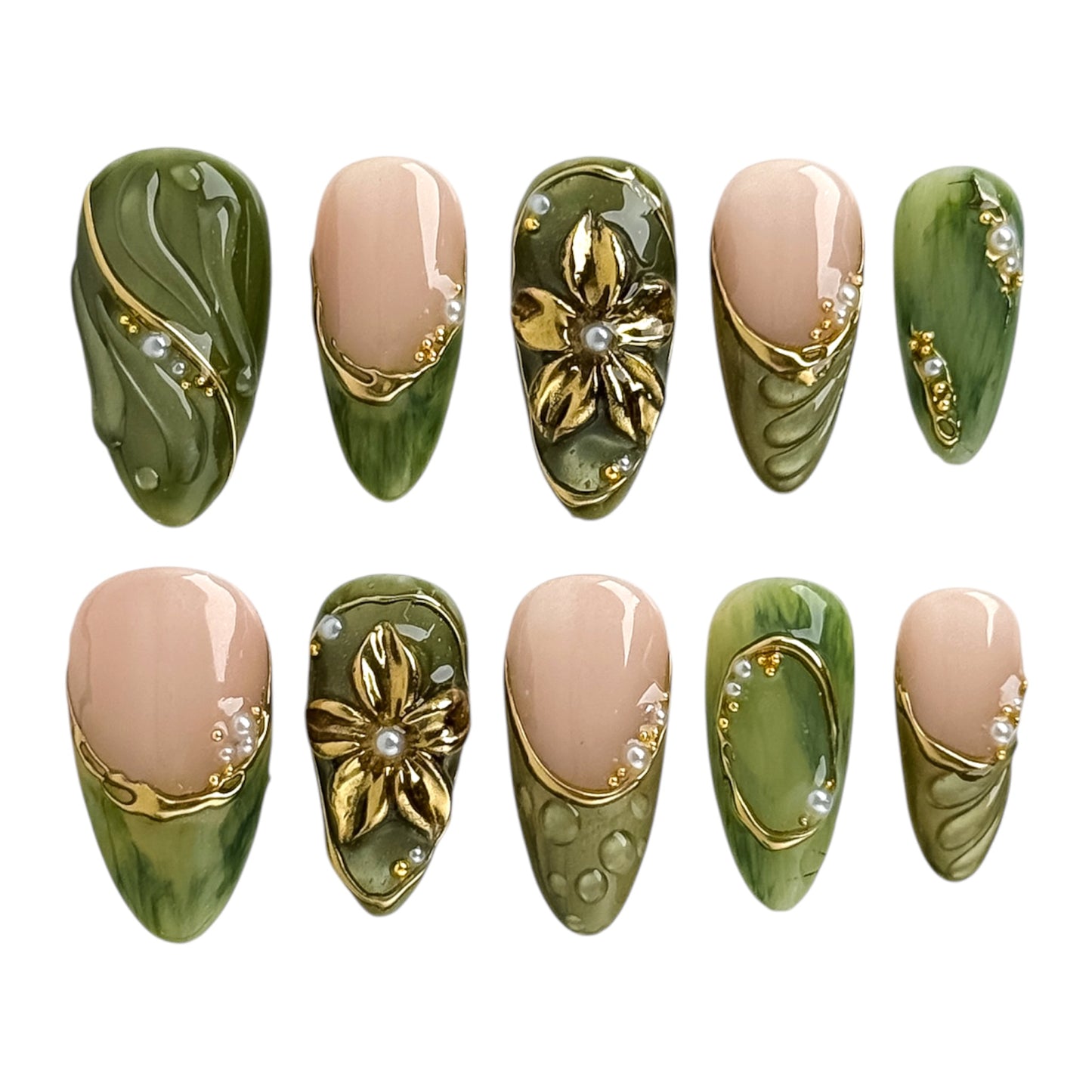 Détail des faux ongles press-on Verdélia avec fleurs 3D, perles délicates et accents dorés effet gel