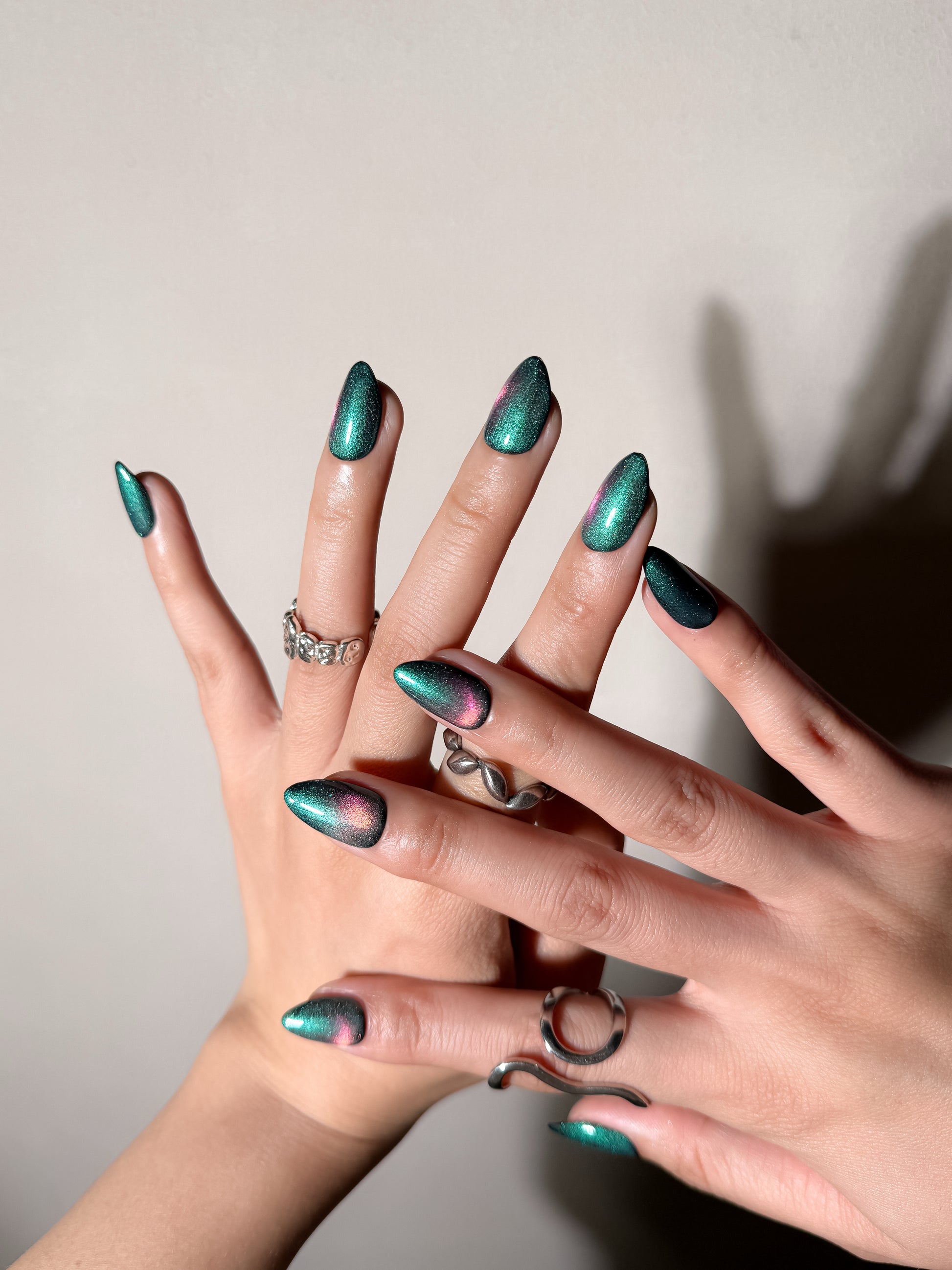 Reflets changeants vert et rosé sur les ongles Vert Astral