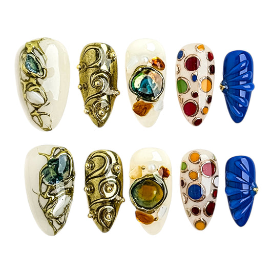 Vitrail d’Or press on nails faits main colorés avec détails dorés, effet bijou et reliefs 3D