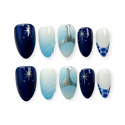 Faux ongles Nailmusee Astra Nova, design céleste bleu dégradé et détails métallisés