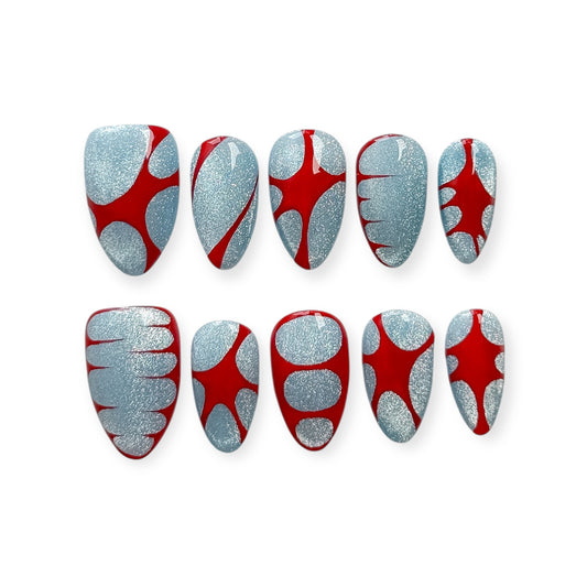Faux ongles Nailmusee Die With a Smile, design artistique rouge et argent brillant
