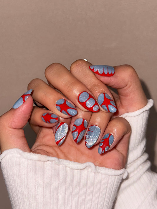 Nailmusee – Ongles press-on Die With a Smile en argent pailleté et rouge graphique