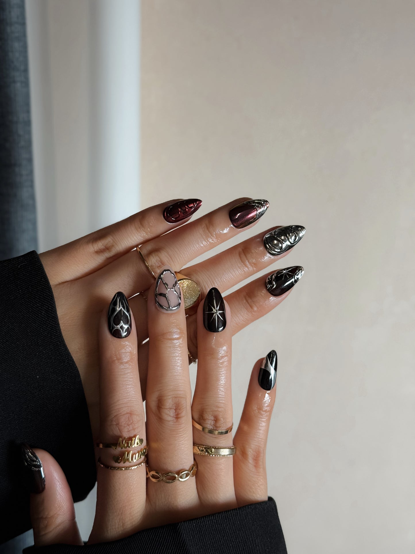Press-on nails Noctechrome portés, finition brillante noir et chrome