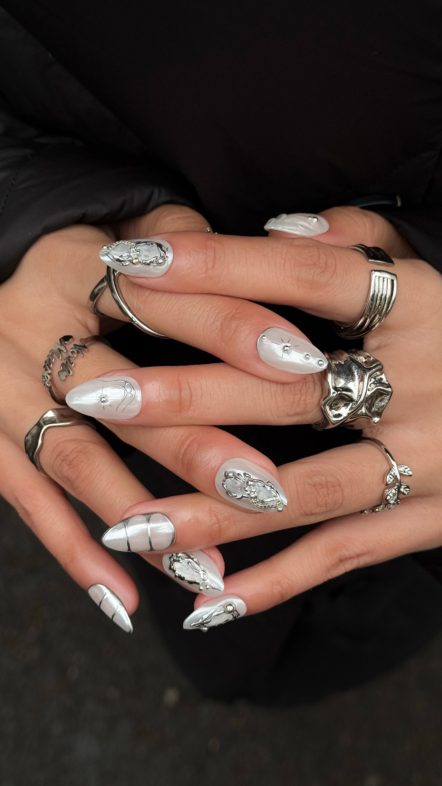 Faux ongles blanc chrome portés avec finition lumineuse et propre