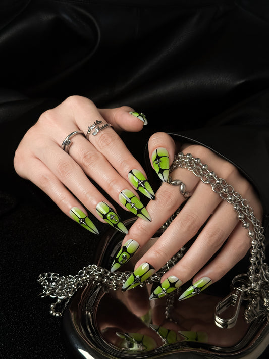 Faux ongles vert néon portés, finition brillante et forme longue