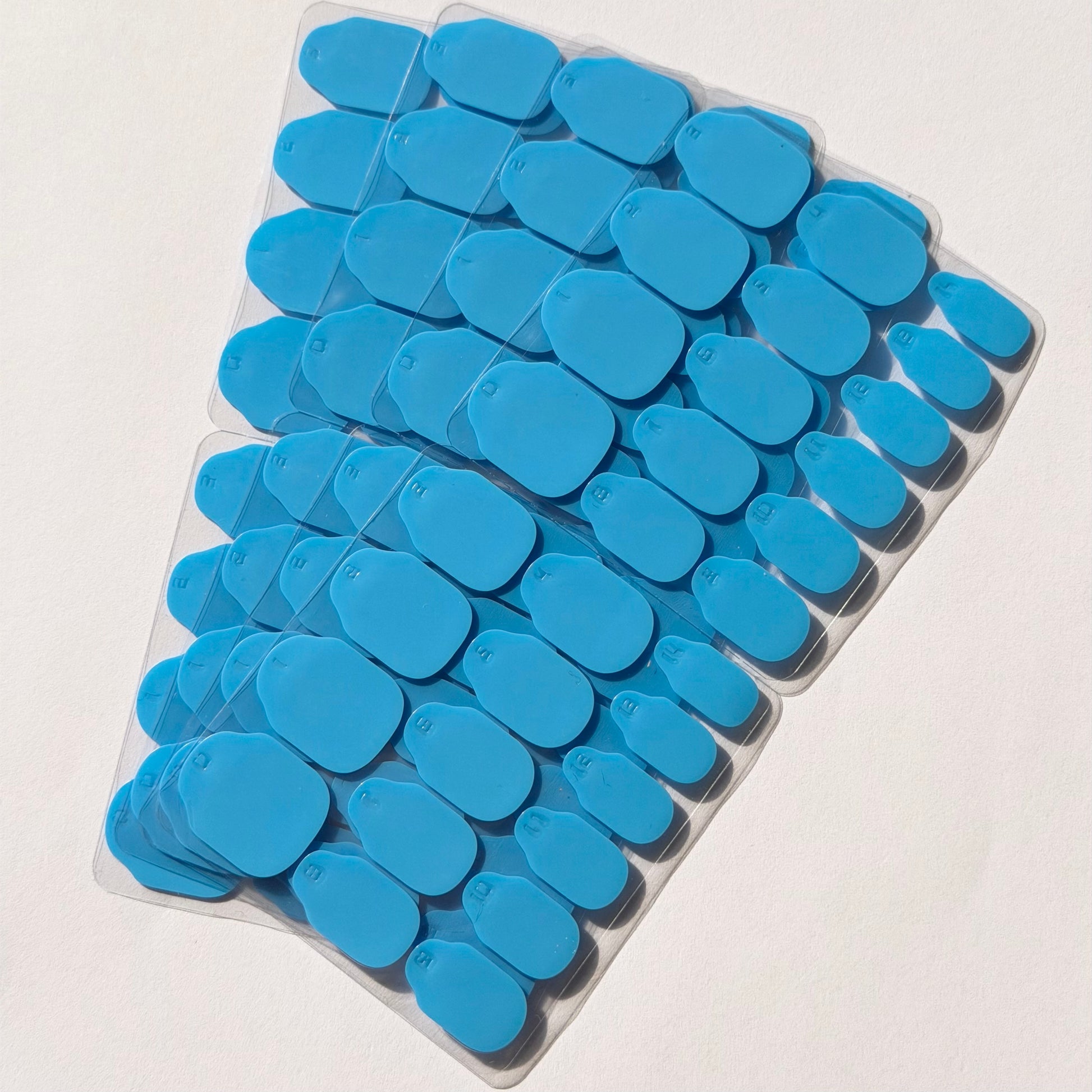 Pastilles adhésives bleues taille U adaptées aux ongles naturels longs.