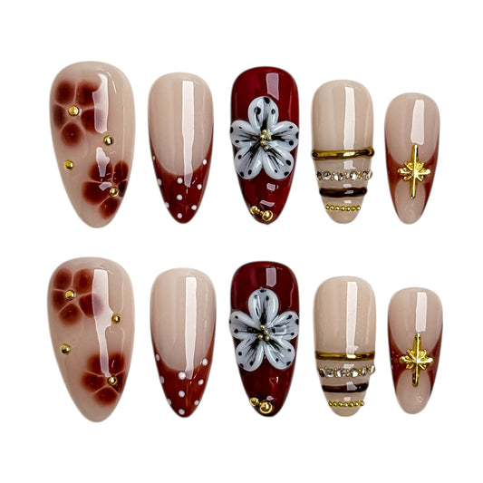Ongles press-on nude et bordeaux avec fleur élégante