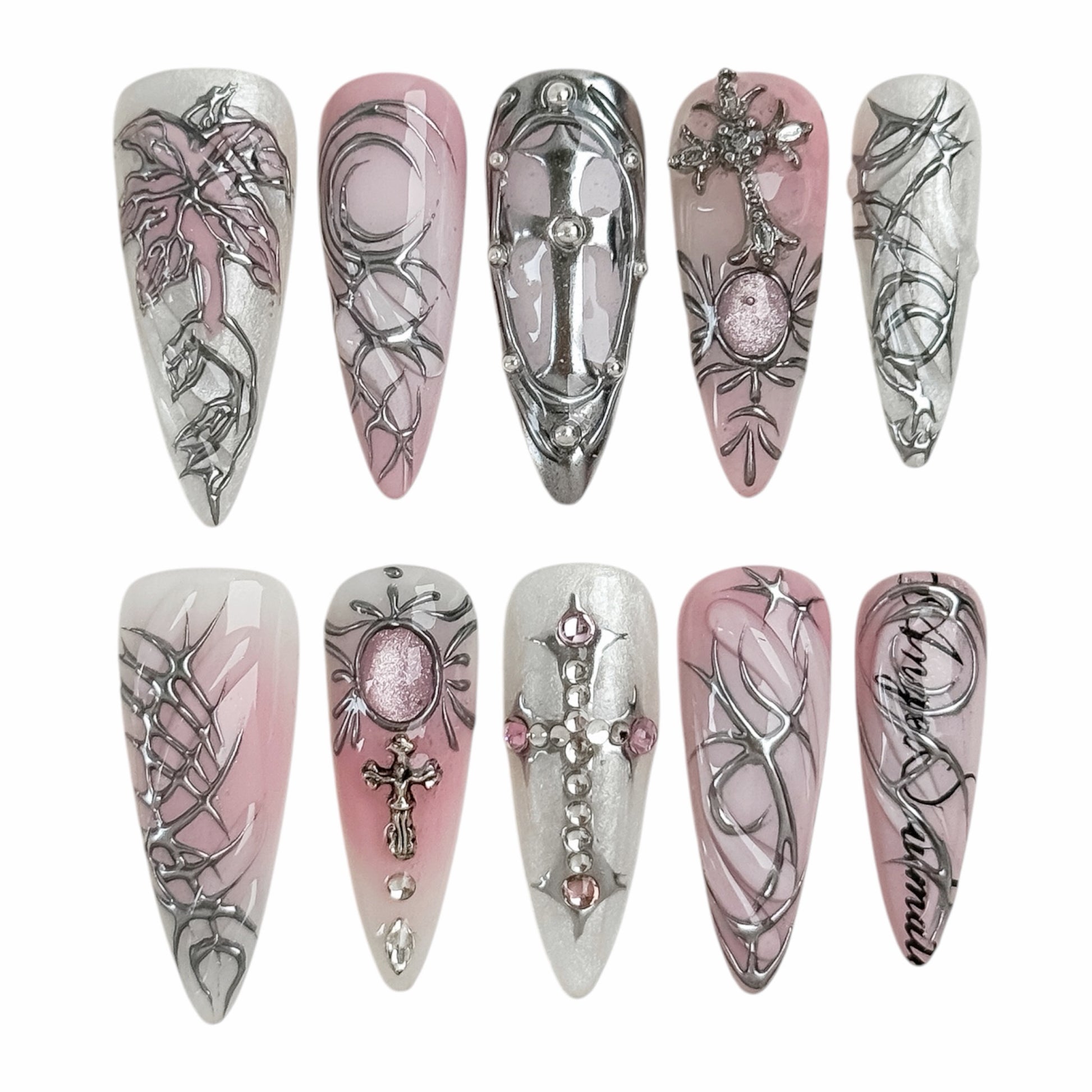 Press-on nails Relique Rose avec dégradé rose, détails chrome en relief, croix et motifs gothiques faits main.