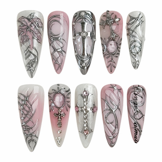 Press-on nails Relique Rose avec dégradé rose, détails chrome en relief, croix et motifs gothiques faits main.