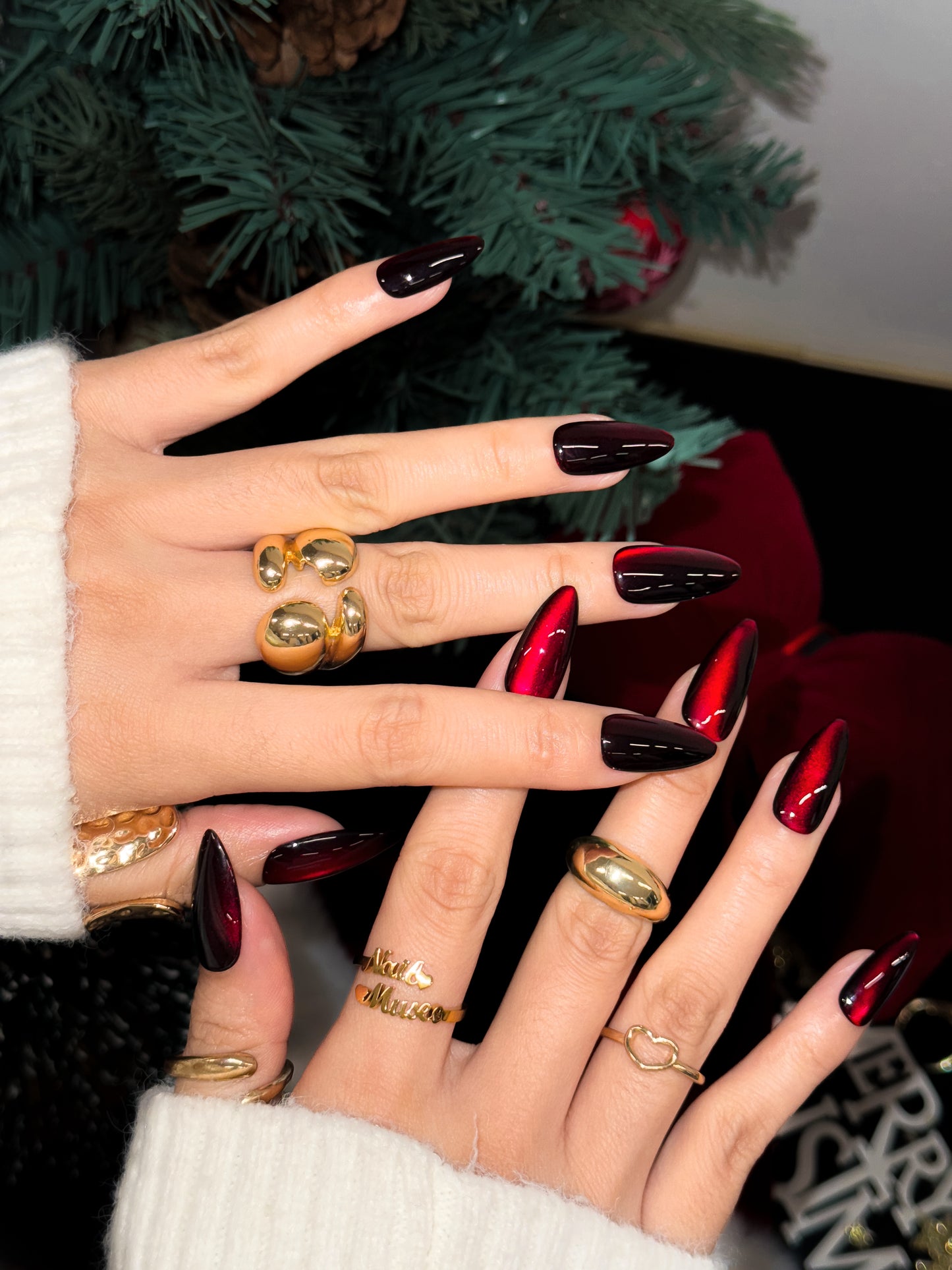 Faux ongles Rouge de Noël NailMusee avec reflet brillant et dégradé rouge-noir