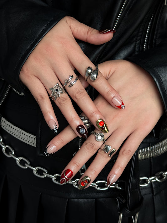 Faux ongles Rubis Caramel en forme amande moyenne, nuances rouge rubis et caramel avec détails dorés inspirés des bijoux vintage.