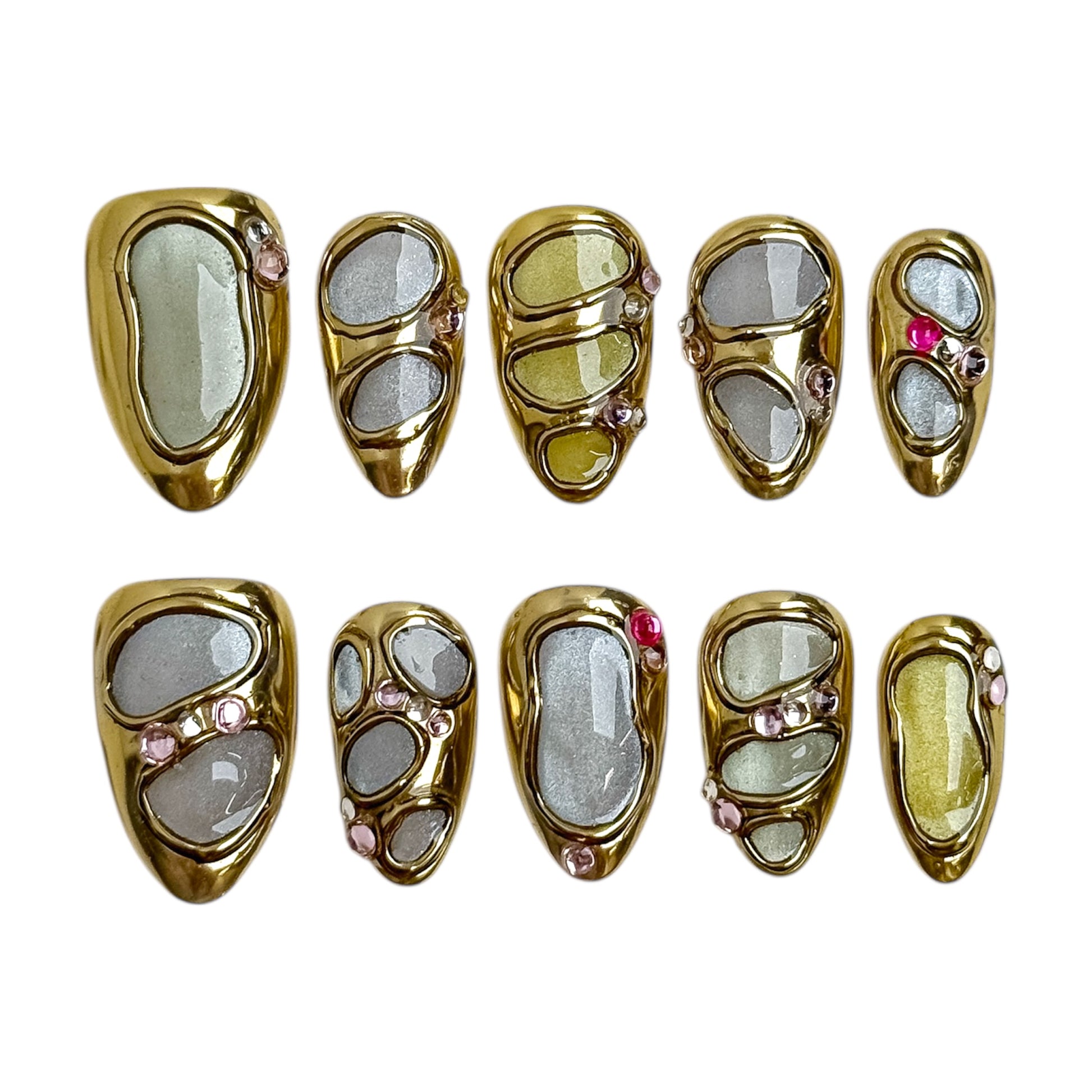 Ongles press-on dorés effet bijou Shine Like a Diamond par NailMusee