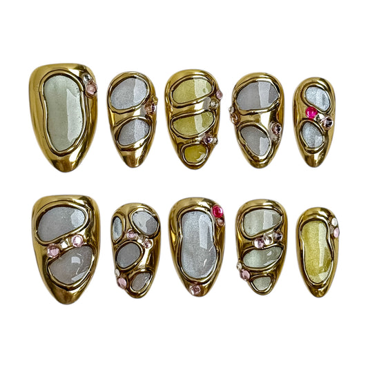 Ongles press-on dorés effet bijou Shine Like a Diamond par NailMusee