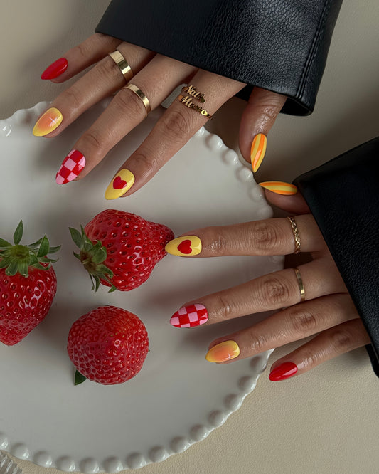 Détails des ongles press-on Spring Berry avec cœurs délicats, dégradés lumineux et finition brillante.
