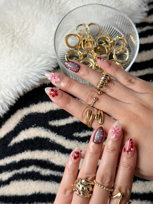 Faux ongles Velours Rouge portés, style romantique et sophistiqué pour l’automne